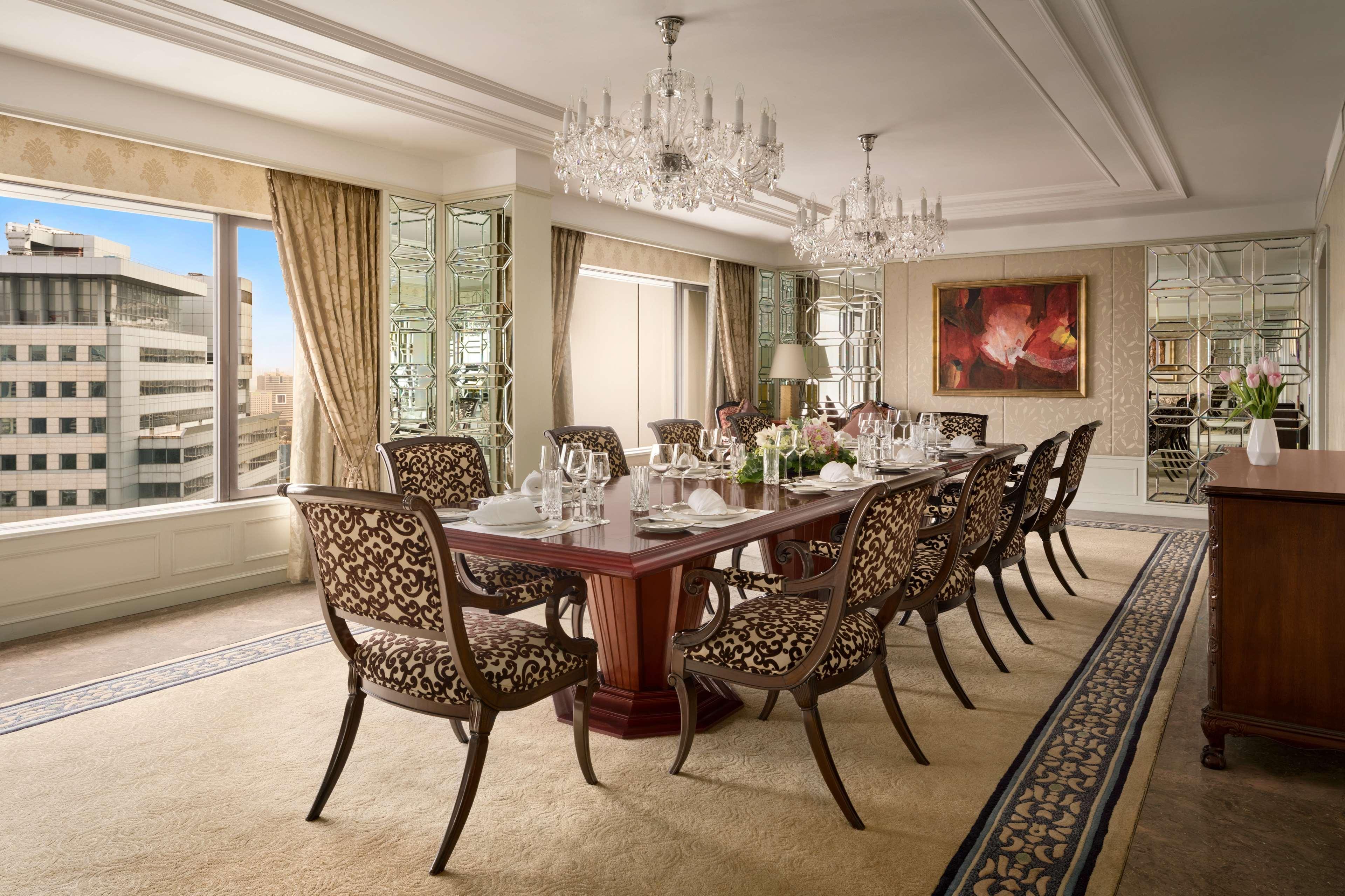 Shangri-La Kuala Lumpur Esterno foto The dining room of the Presidential Suite
