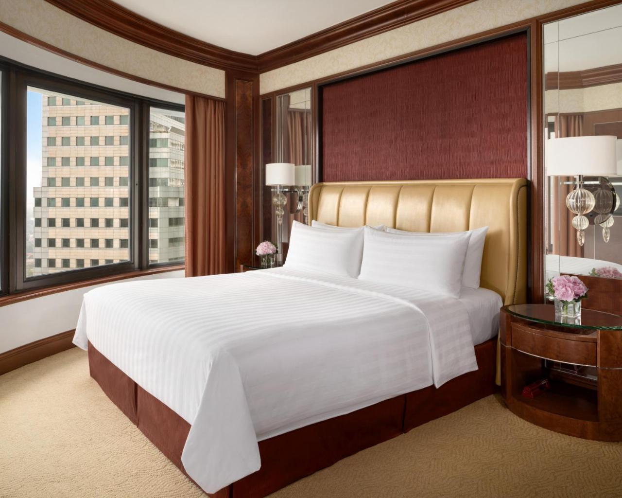 Shangri-La Kuala Lumpur Esterno foto A bedroom at the Mandarin Oriental, New York